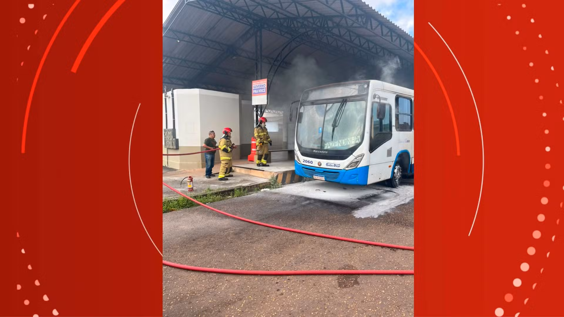 Ônibus parado pega fogo em terminal de Santana, no Amapá
