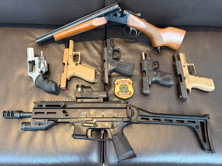 PF apreende 7 armas durante operação que mira Mario Frias e produtora do filme 'Dark Horse'