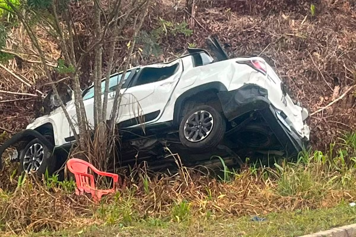Acidente entre dois carros deixa quatro feridos na BR