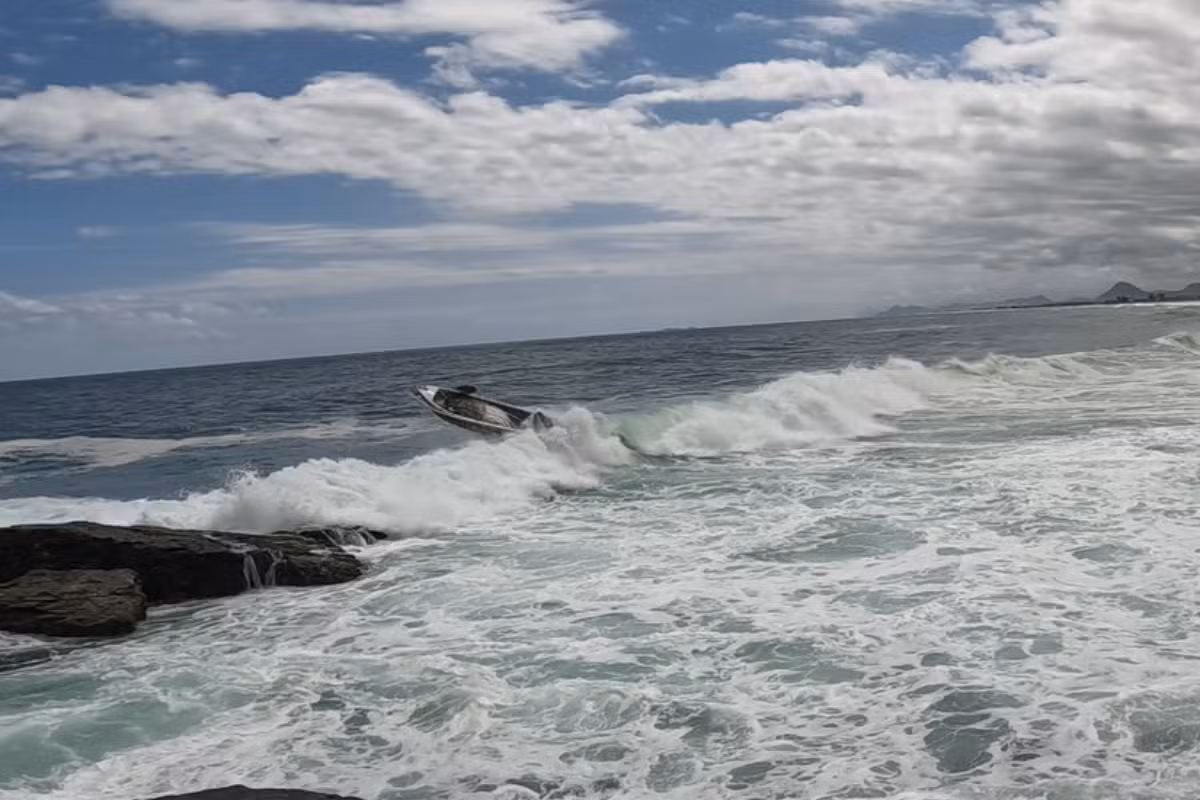 Pescador é atingido por hélice de barco após pular no mar; Vídeo registra força das ondas e acidente em Maricá