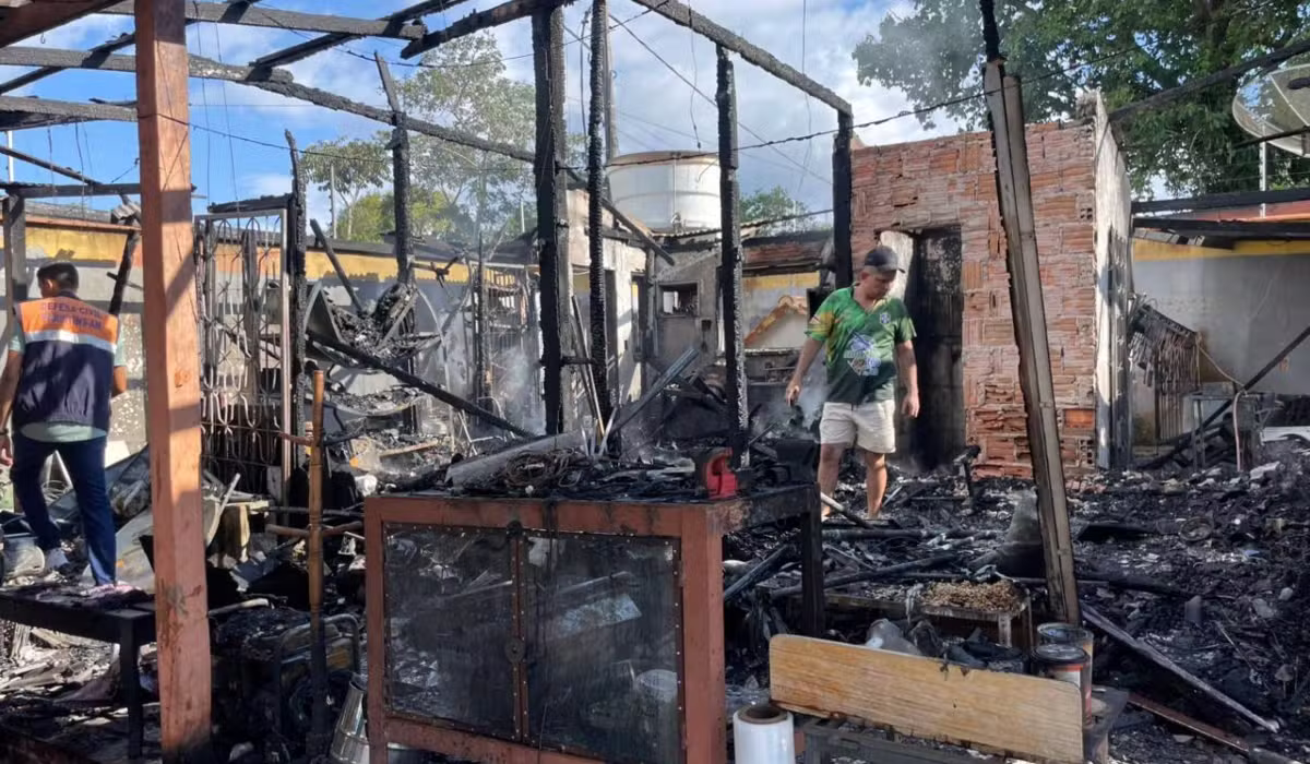 Incêndio destrói casa em Parintins no interior do Amazonas; VÍDEO