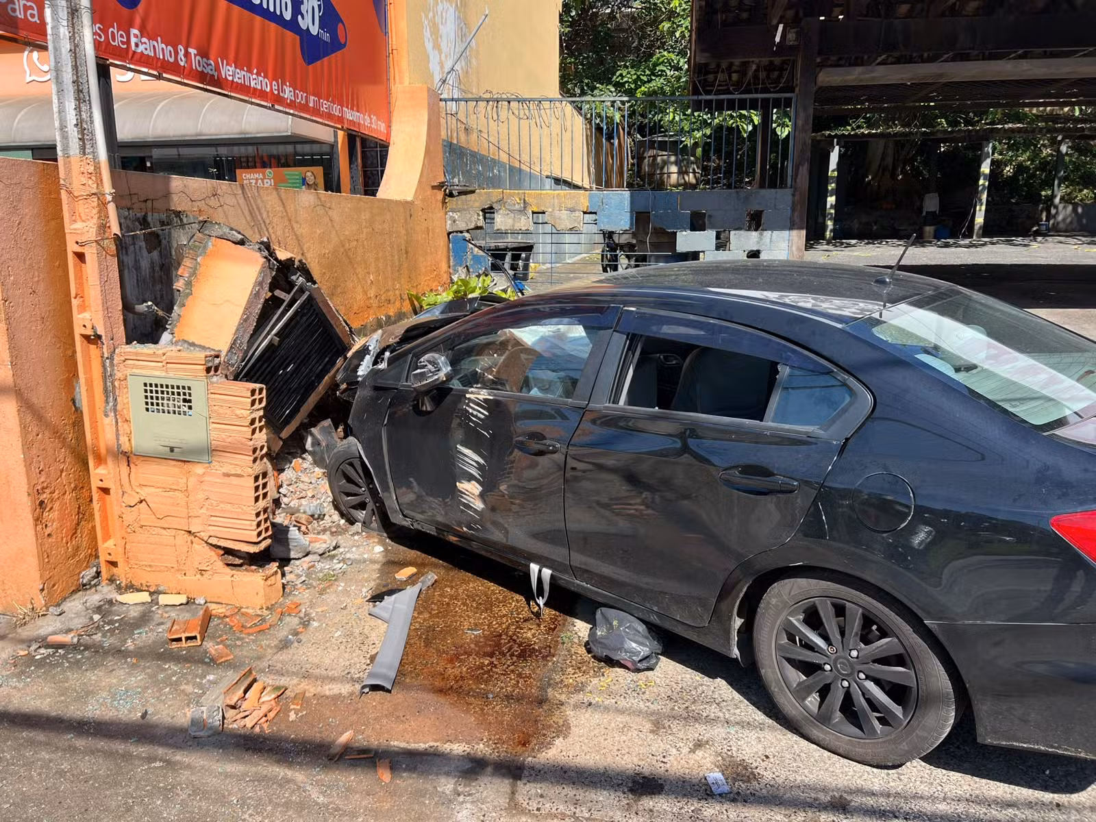 Carro com seis jovens bate em dois postes e deixa feridos em Campinas
