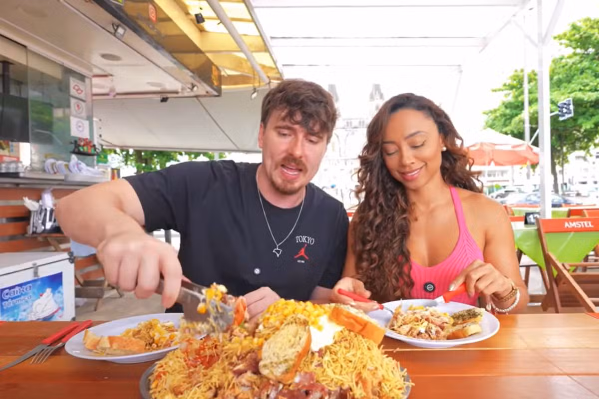 Influenciador viraliza com X-Tudo gigante em praia no litoral de SP: 'Dá um coro em várias de alta gastronomia'