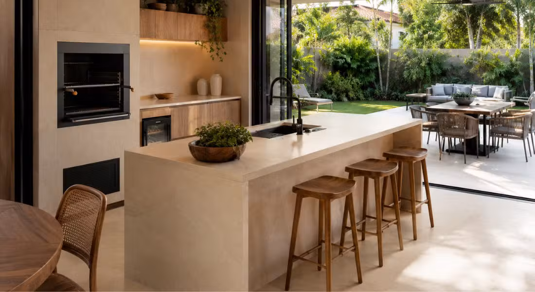 Projetos valorizam áreas gourmet cada vez mais conectadas à casa