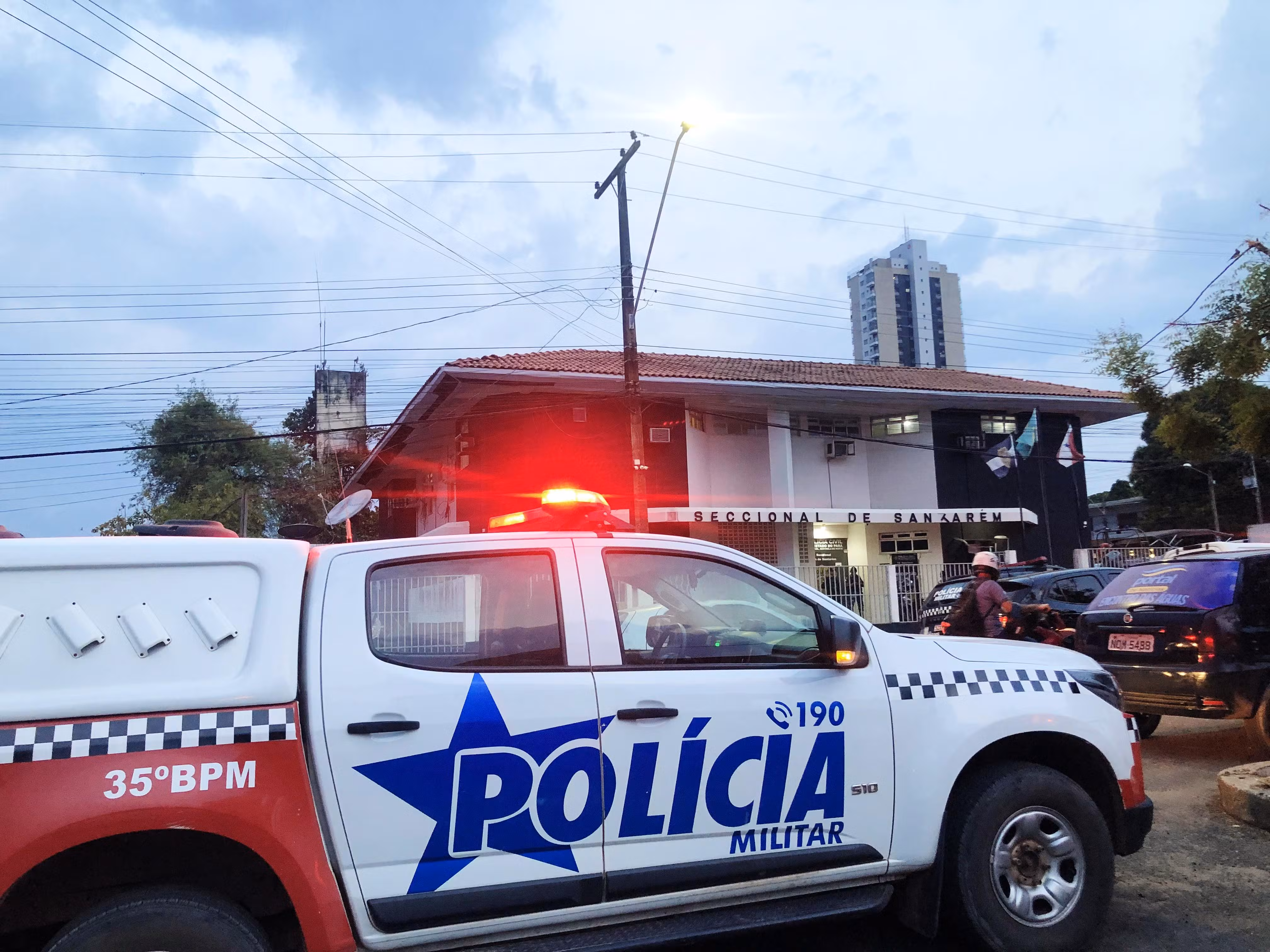 Mulher é agredida com pedaço de madeira por vizinho e suspeito é preso em Santarém