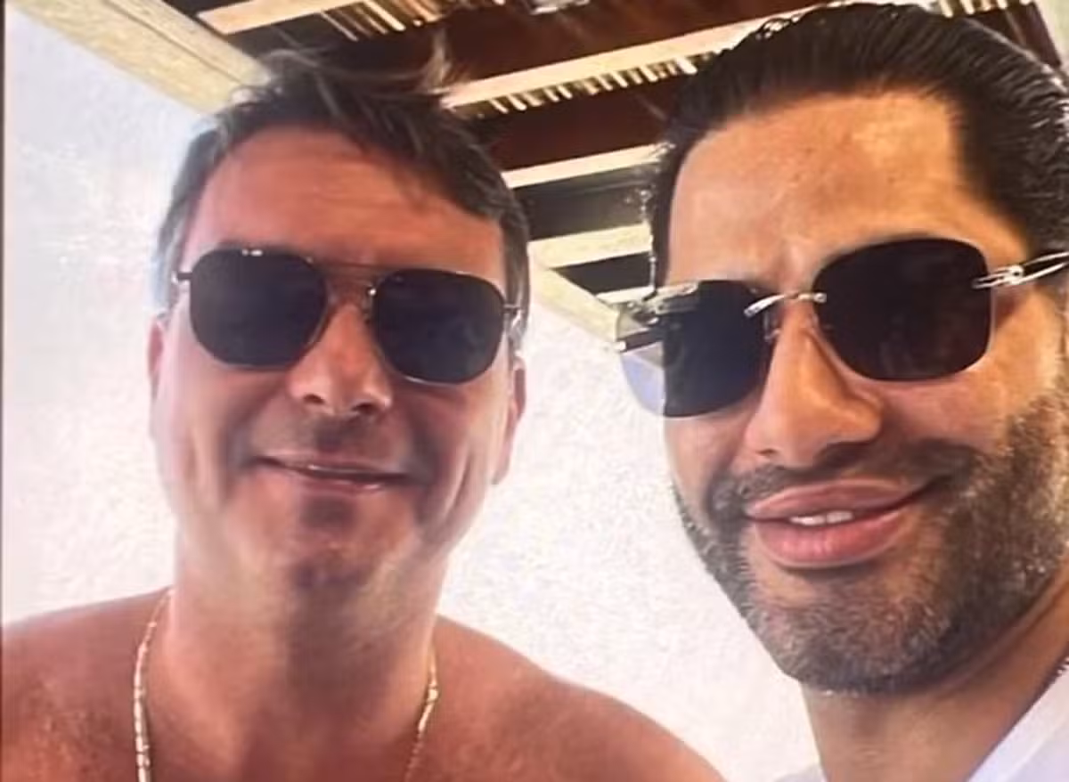 Foto de Flávio Bolsonaro com 'Sicário' é divulgada por site; senador diz que nunca viu chefe da milícia privada de Vorcaro