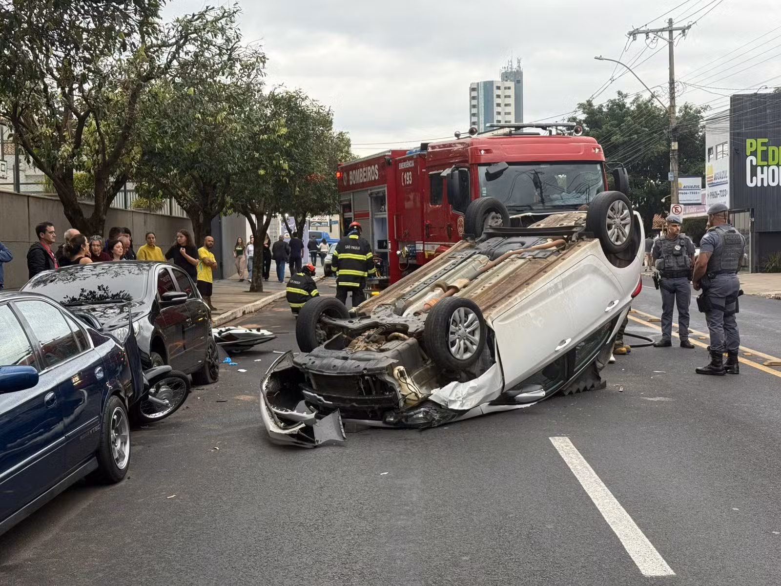 Carro atinge moto, veículos estacionados e capota em avenida de Bauru; vídeo