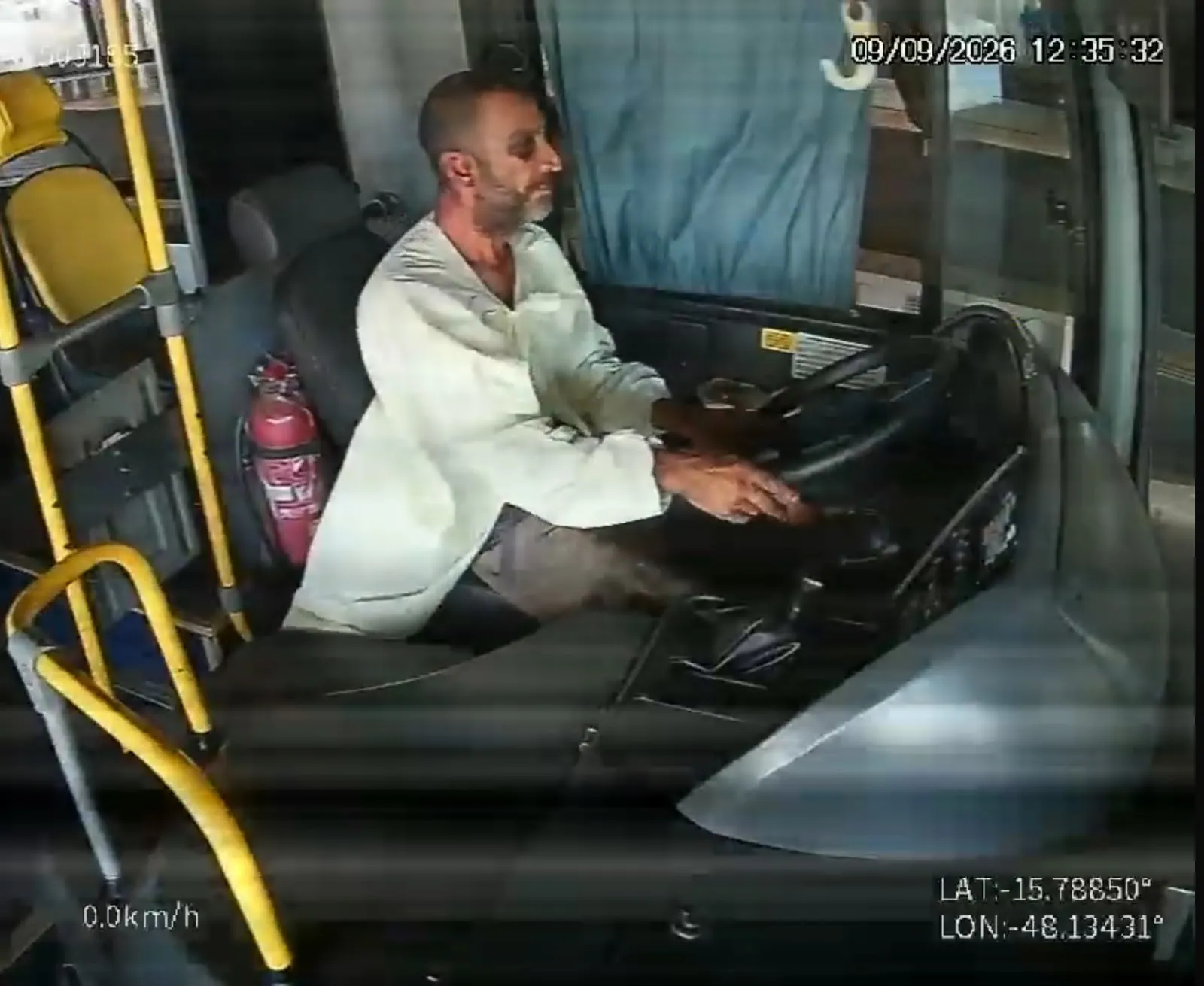 VÍDEO: homem foge de hospital, furta ônibus, dirige em zigue