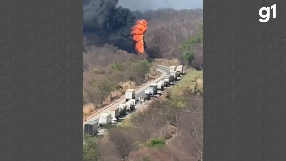 Carreta carregada de diesel pega fogo e bloqueia trânsito na BR