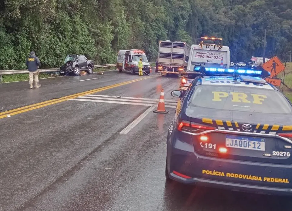 Acidente entre ônibus e caminhonete na BR