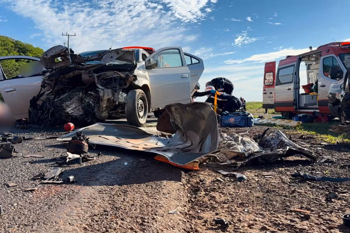 Homem morre e três pessoas ficam feridas durante batida de carros em rodovia, no PR