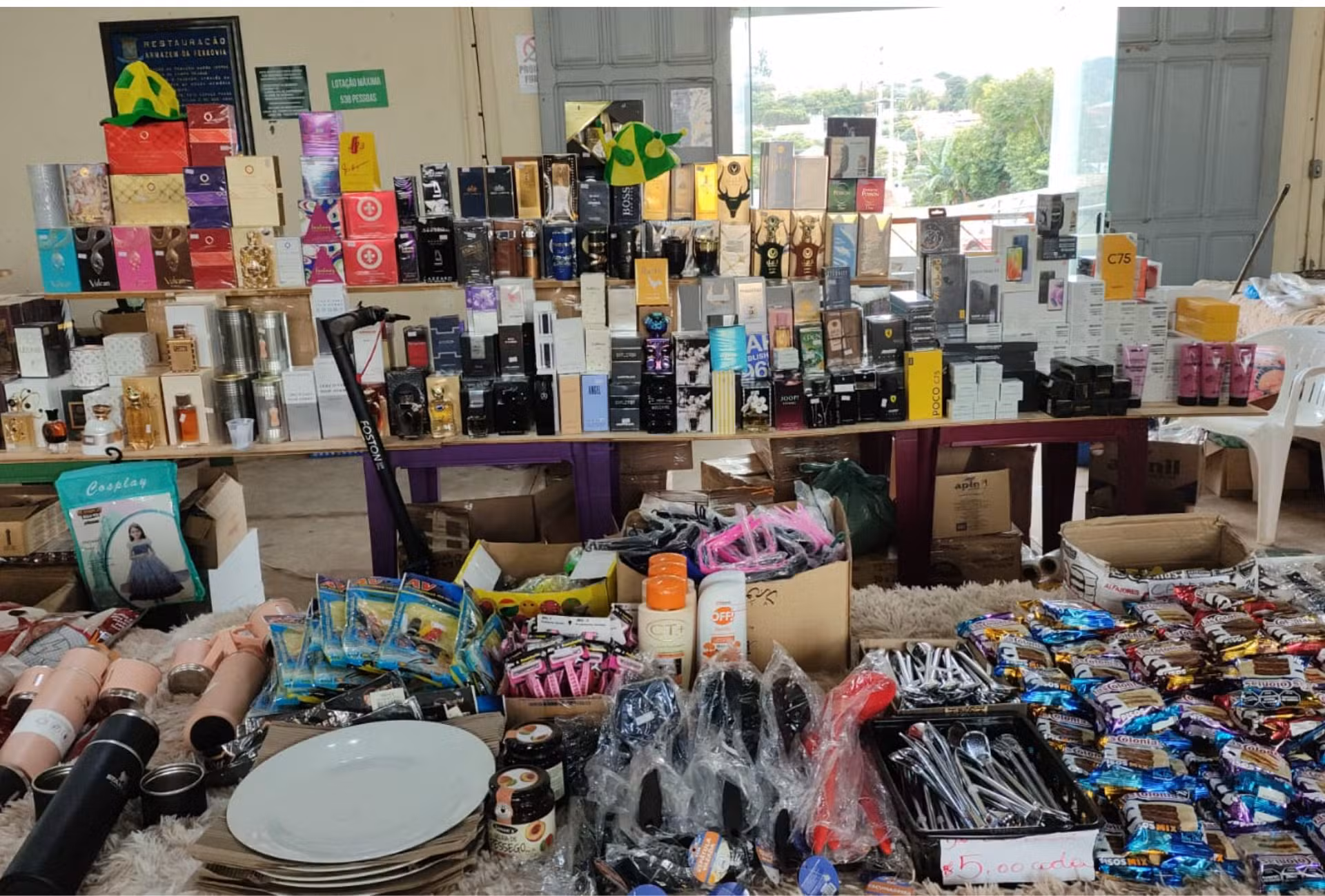 Celulares, perfumes importados e roupas: bazar solidário tem itens da Receita Federal a partir de R$ 5