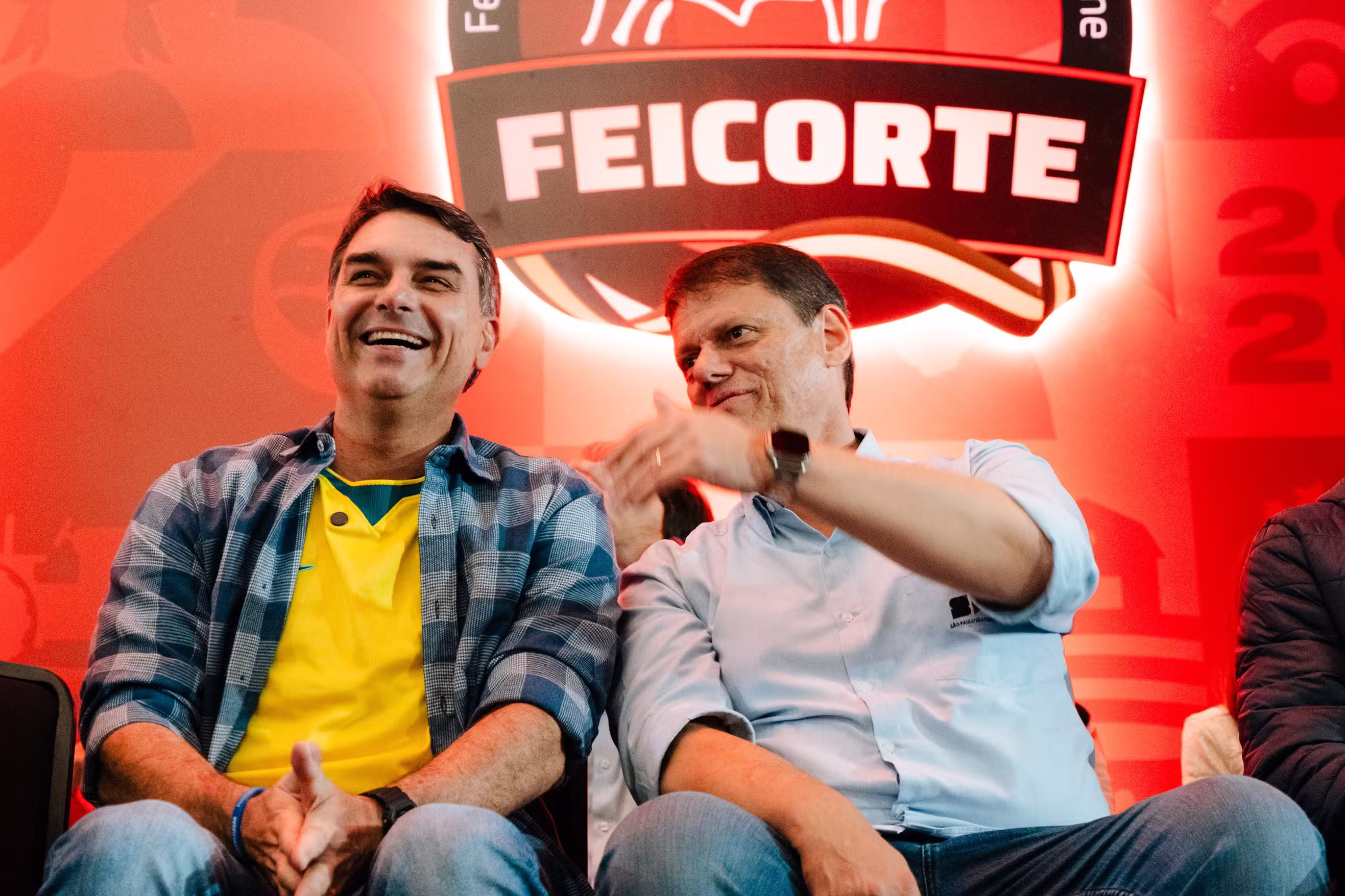 Durante abertura da Feicorte, Flávio Bolsonaro critica Lula; Tarcísio de Freitas anuncia obras para o Oeste Paulista