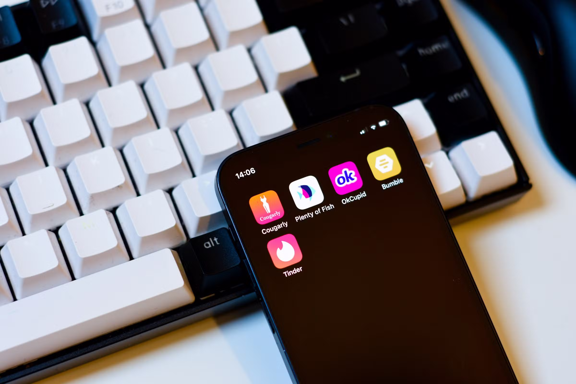 Como os apps de namoro afetam os relacionamentos e a economia do desejo