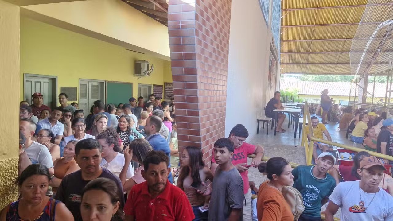Eleitores relatam espera de mais de 6 horas para votar no interior do Ceará