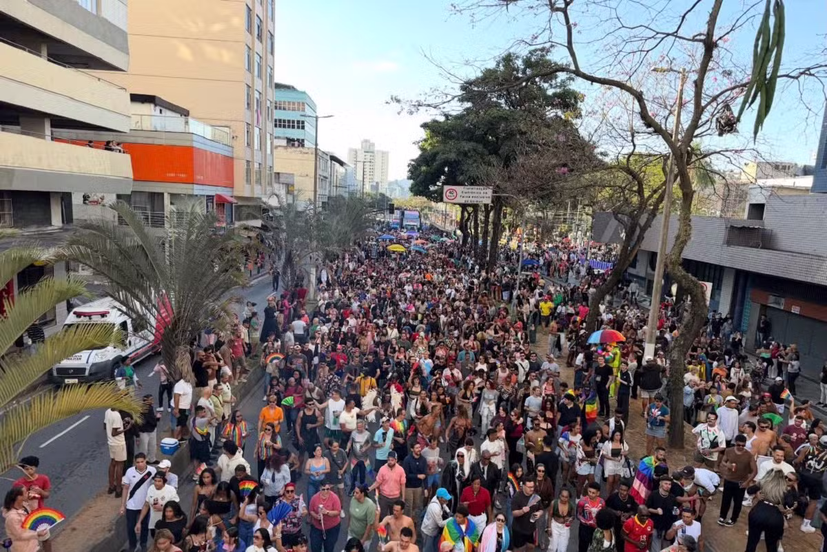 Parada LGBTQIA+ toma as ruas do Centro de Juiz de Fora com música e celebração; VÍDEO