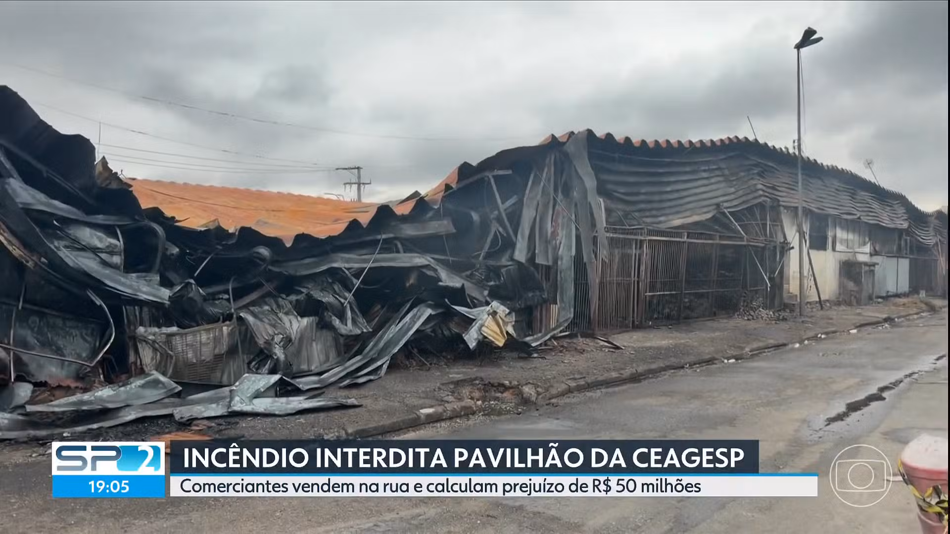 Pavilhão da Ceagesp atingido por incêndio continua interditado; comerciantes improvisam espaços para vender produtos