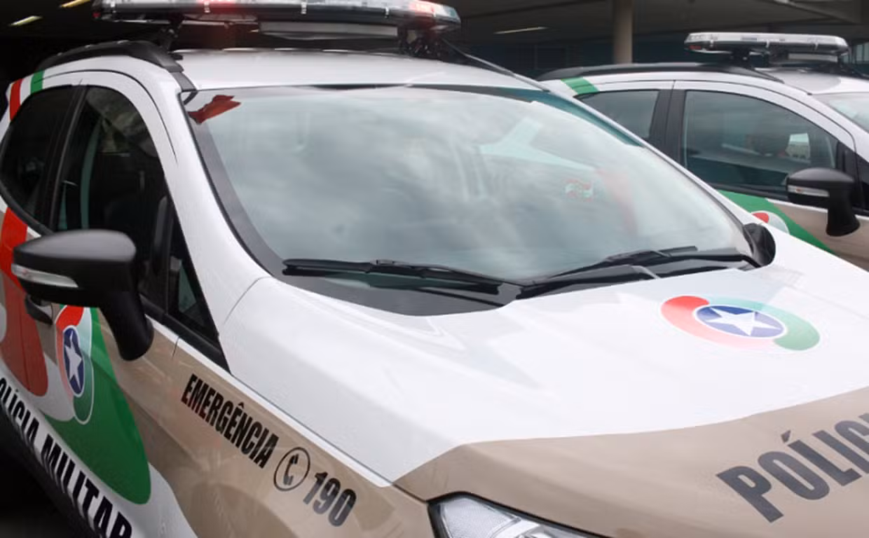 Filhos lutam com agressor para salvar mãe de tentativa de feminicídio pelo ex em SC