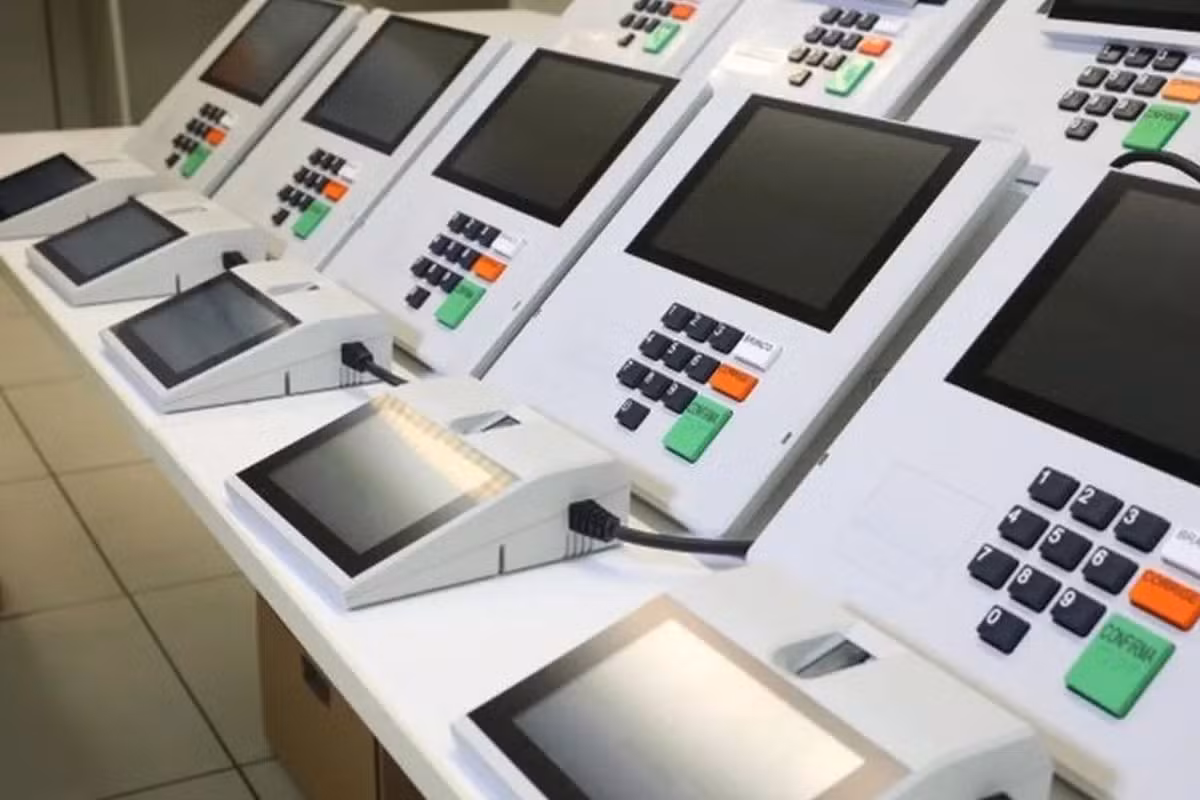 Quem fabrica as urnas eletrônicas? Entenda como funciona a produção e por que o TSE diz que não há registro de fraude em 30 anos