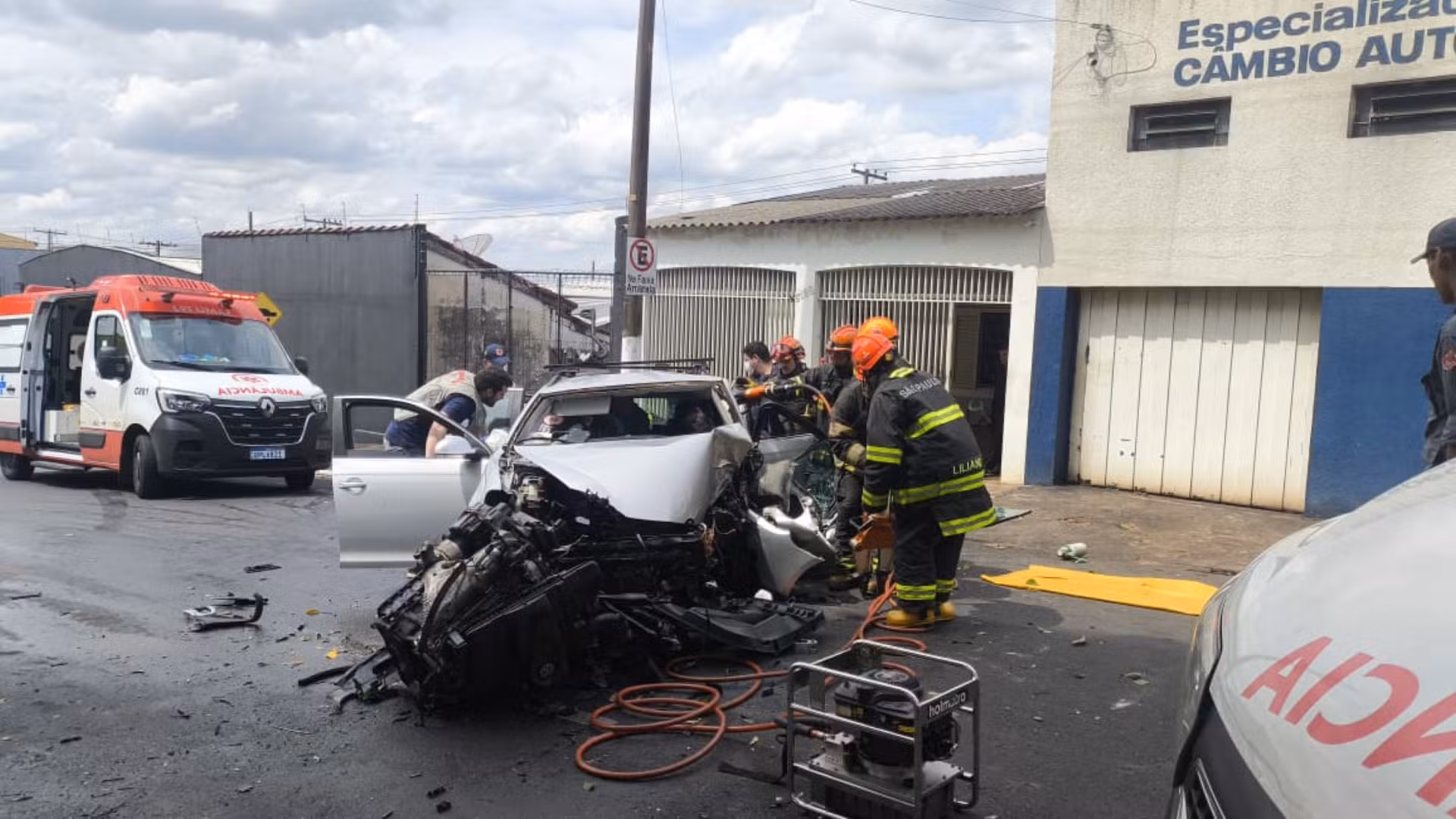 Homem morre após carro bater contra árvore em Marília
