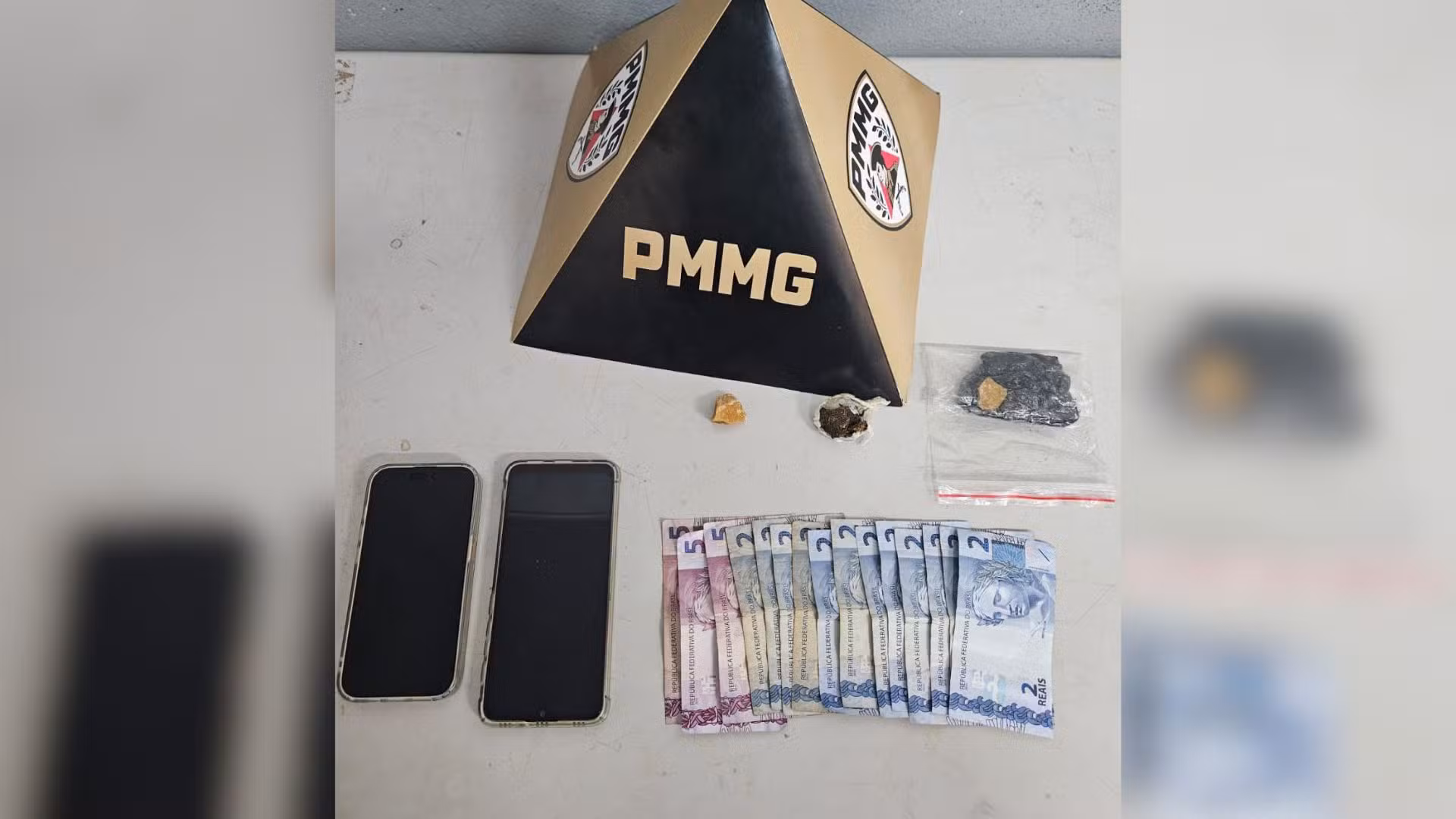 Droga no esgoto e dinheiro em bíblia: homem é preso por tráfico de drogas em Patos de Minas