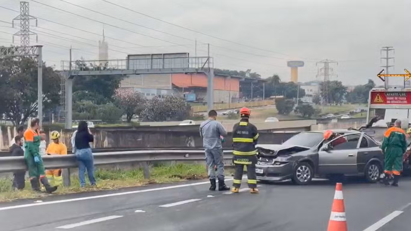 Acidente entre carro e caminhão bloqueia faixa da Anhanguera em Campinas