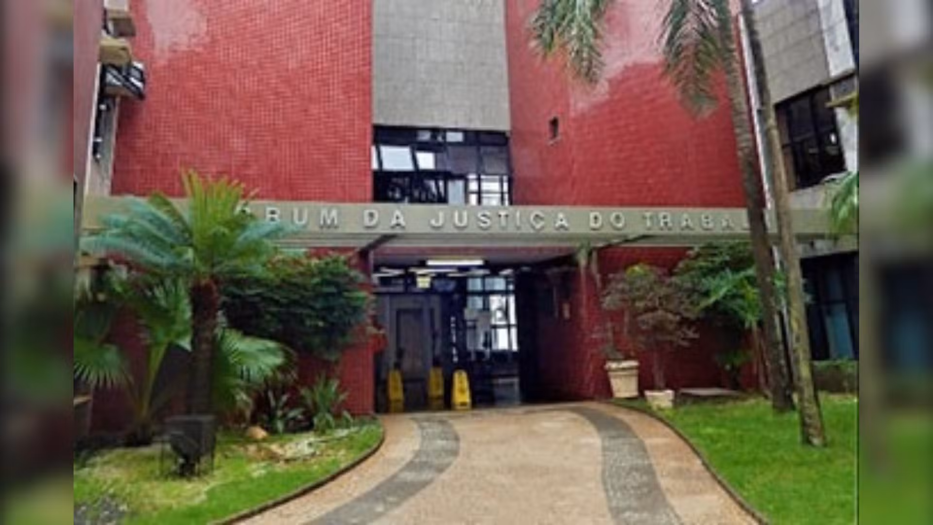 Representante de empresa que demitiu funcionário por trabalhar 4 minutos a mais admite que relógio de ponto ficava a 5 minutos do setor