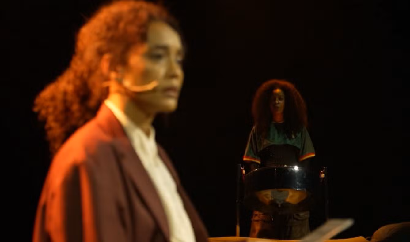 Taís Araújo exalta artista que toca instrumento ancestral africano de 21 cordas: 'A peça não existe mais sem ela'
