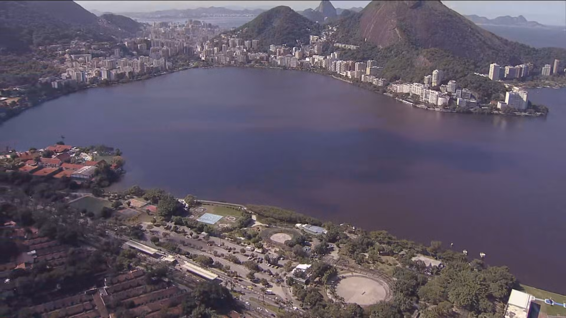 Cor da água da Lagoa Rodrigo de Freitas chama a atenção nesta terça