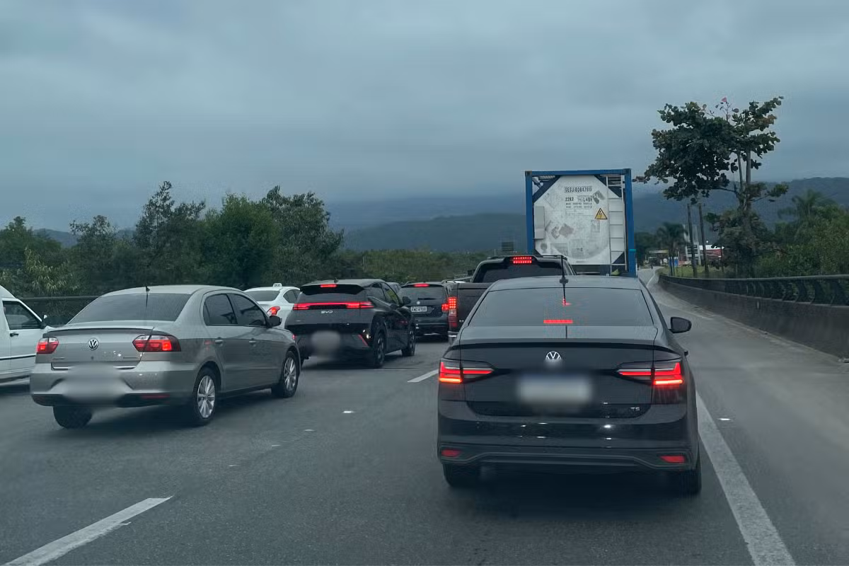 Congestionamento na Imigrantes: alto fluxo de veículos e obras travam trânsito no sentido capital