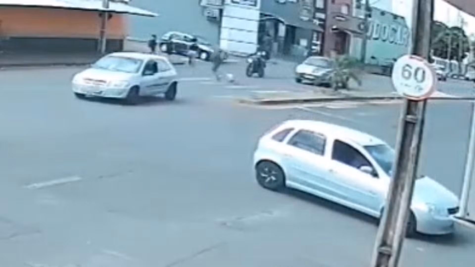 VÍDEO: Menina de 11 anos é atropelada ao atravessar faixa de pedestres em Uberaba