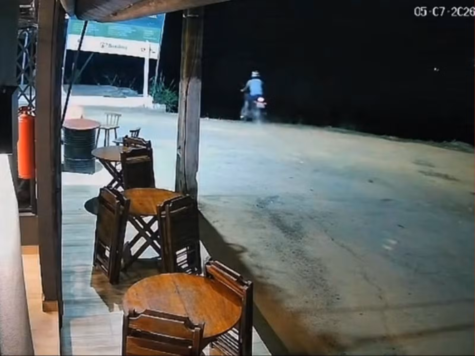 Motociclista passa direto em rua em obras e cai de barranco de 7 metros no Acre; VÍDEO