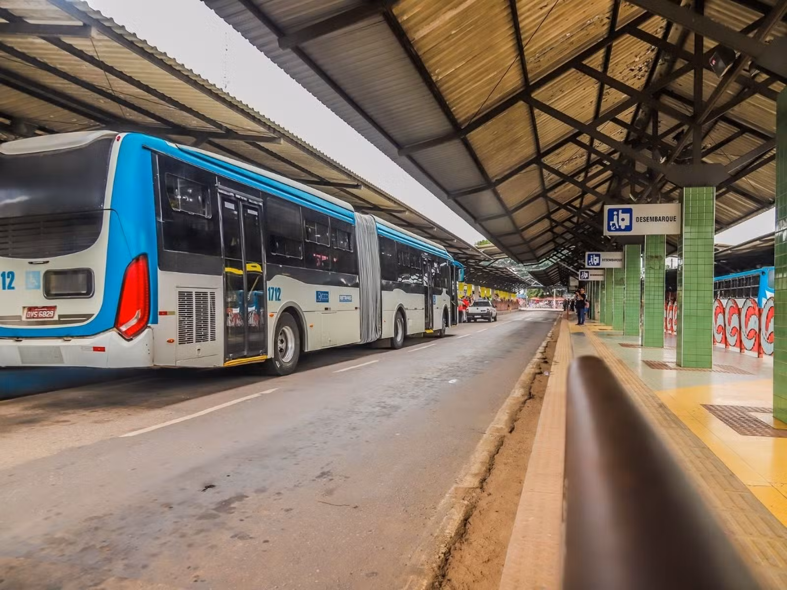 Com apenas 59 ônibus em circulação, Justiça determina credenciamento emergencial de vans e táxis em Rio Branco