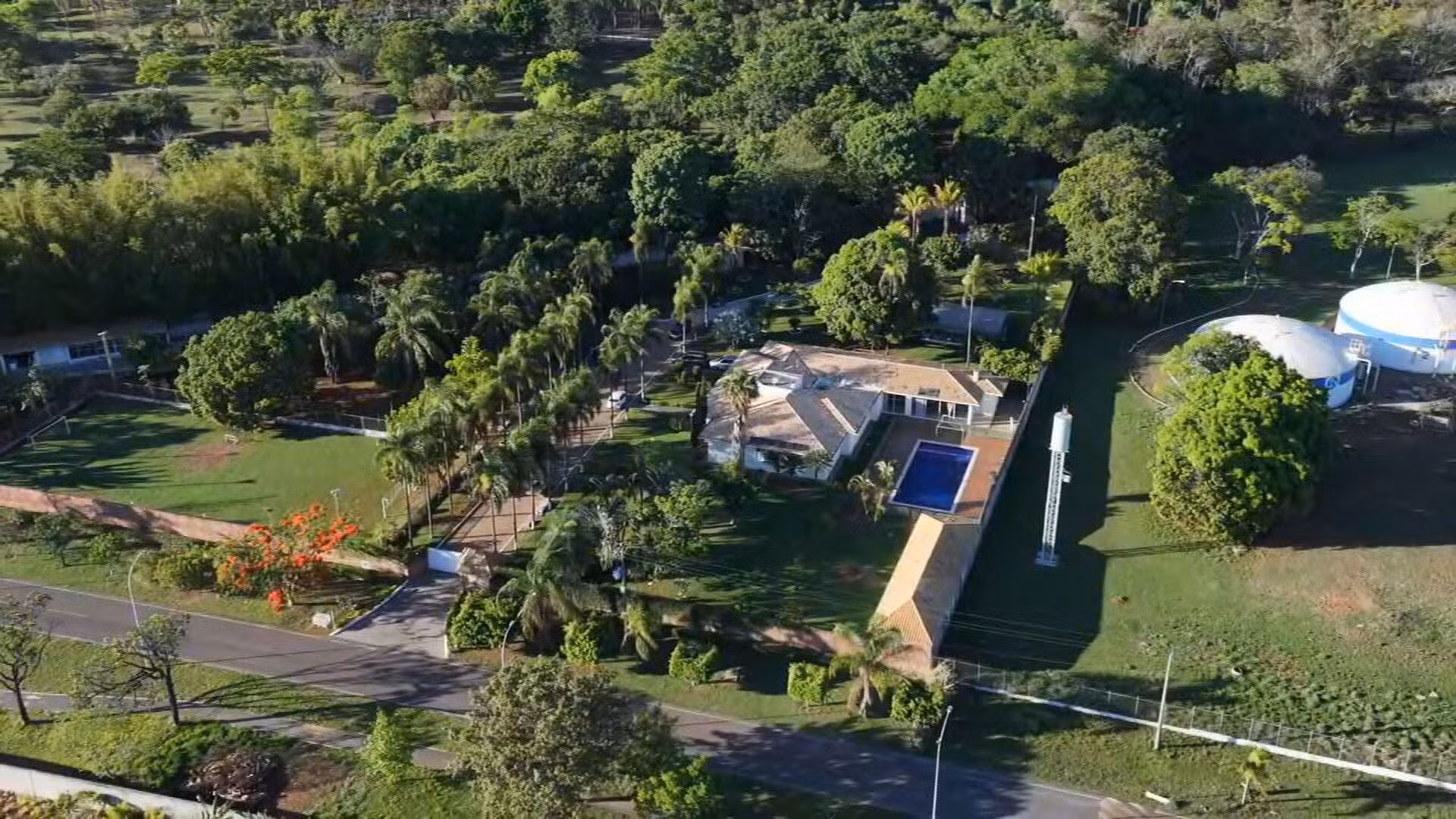 Justiça proíbe Caesb de vender lote público ocupado há décadas por presidente da Câmara do DF