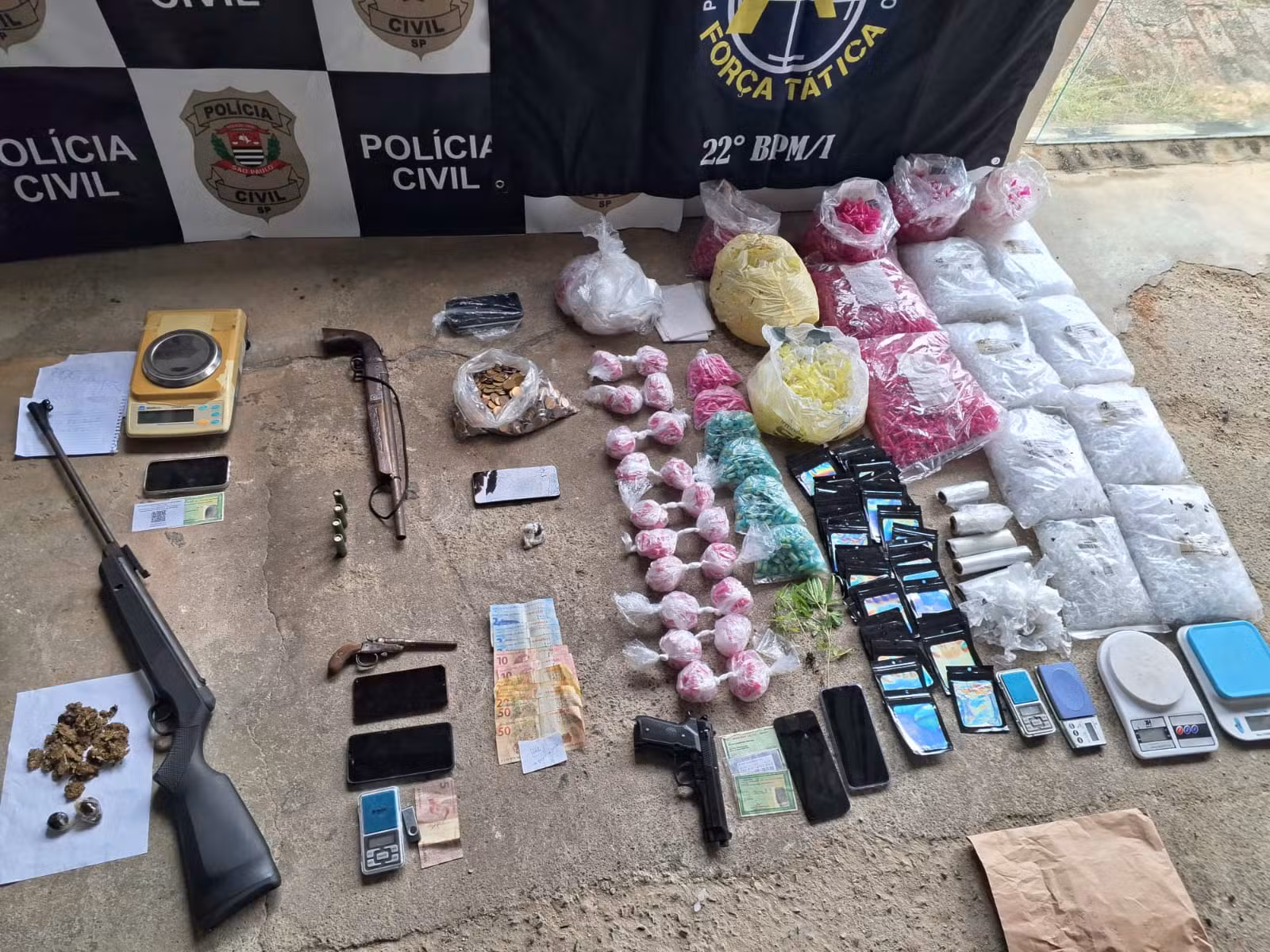 Polícia Civil detém 10 pessoas durante operação contra tráfico de drogas em São Miguel Arcanjo