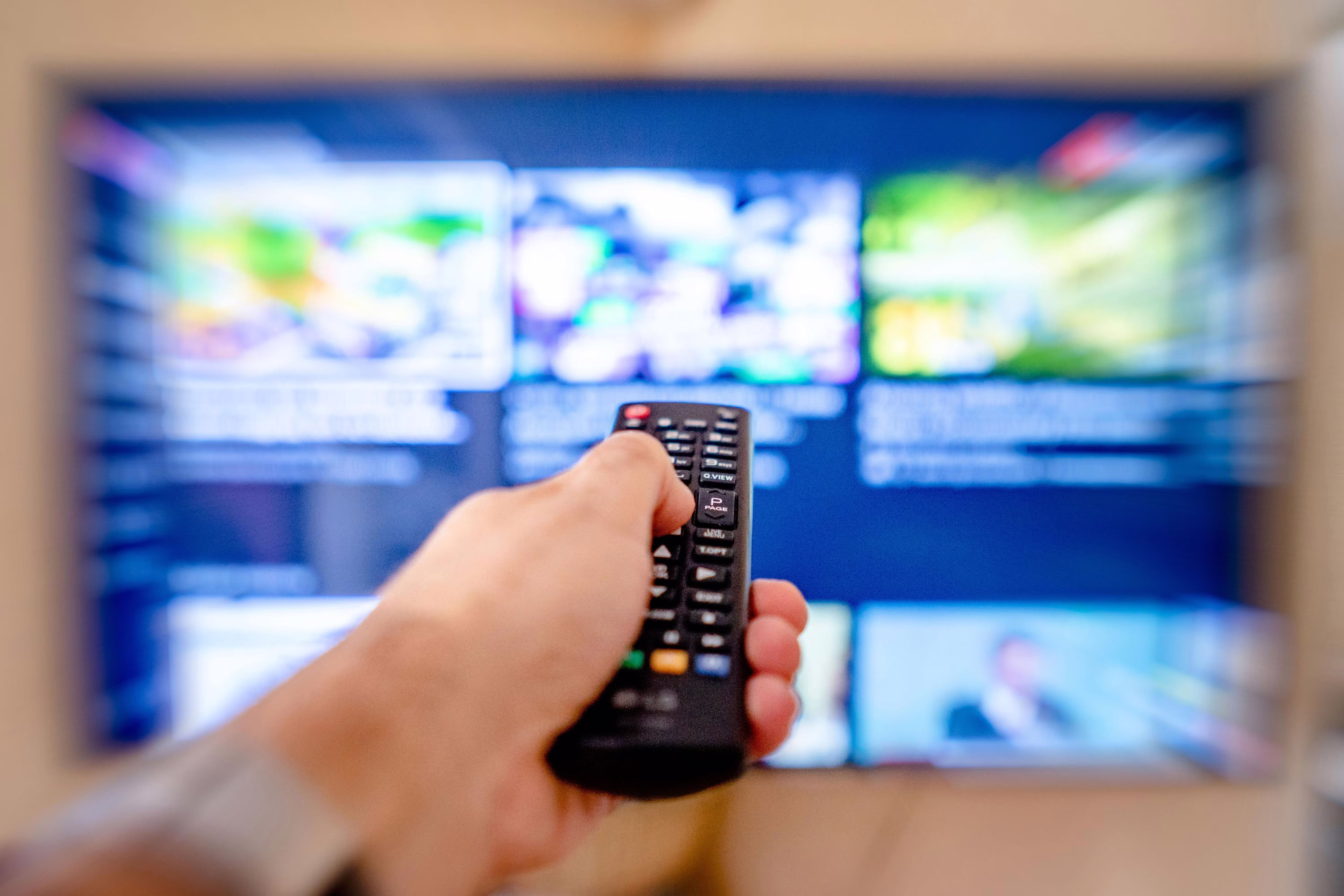 Mulher descobre que TV de 75 polegadas dada pelo namorado foi comprada com o próprio cartão em MG