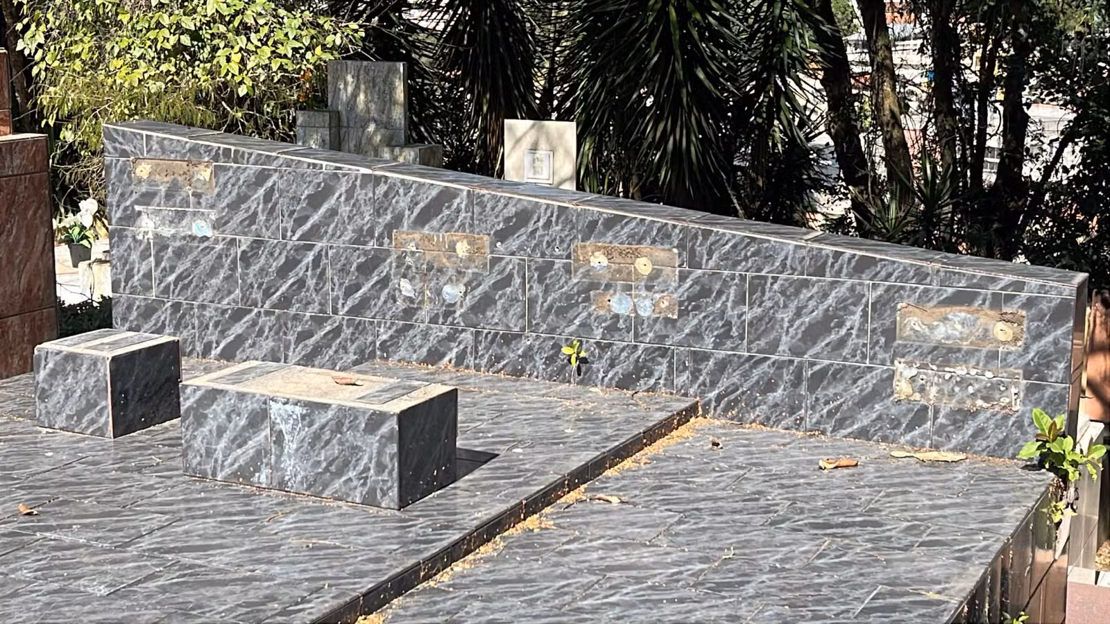 Objetos de jazigos são furtados de cemitério em São Roque