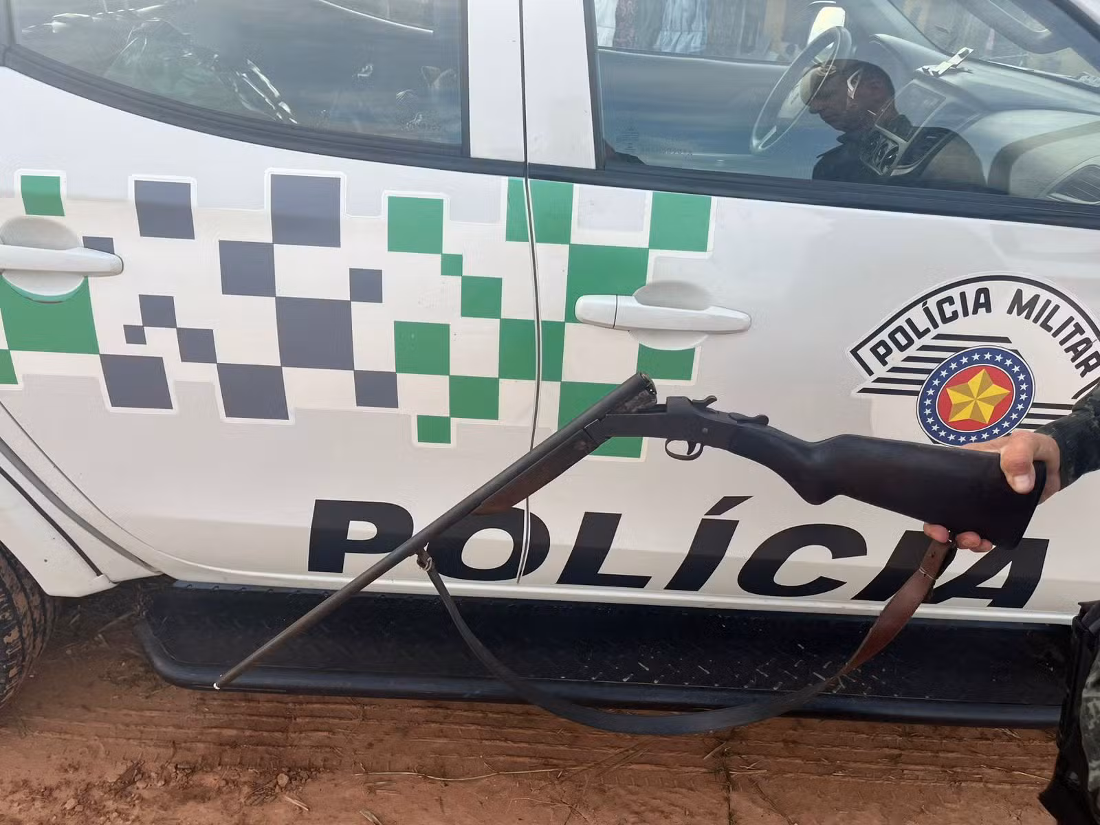 Denúncia sobre cães de caça leva polícia a flagrar posse ilegal de arma em Martinópolis