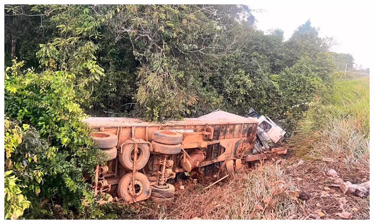 Duas pessoas morrem em acidente de trânsito após caminhão com castanhas tombar na BR