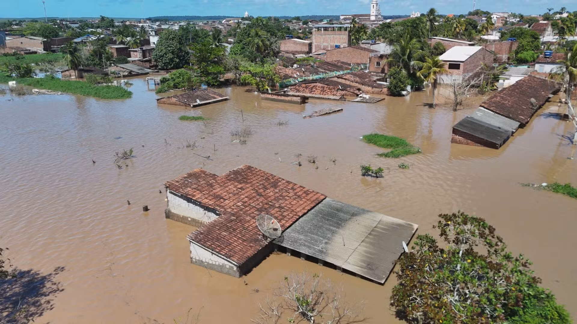 Goiana tem bairros submersos e 500 desabrigados; Defesa Civil avalia prejuízo em outros municípios da Mata Norte