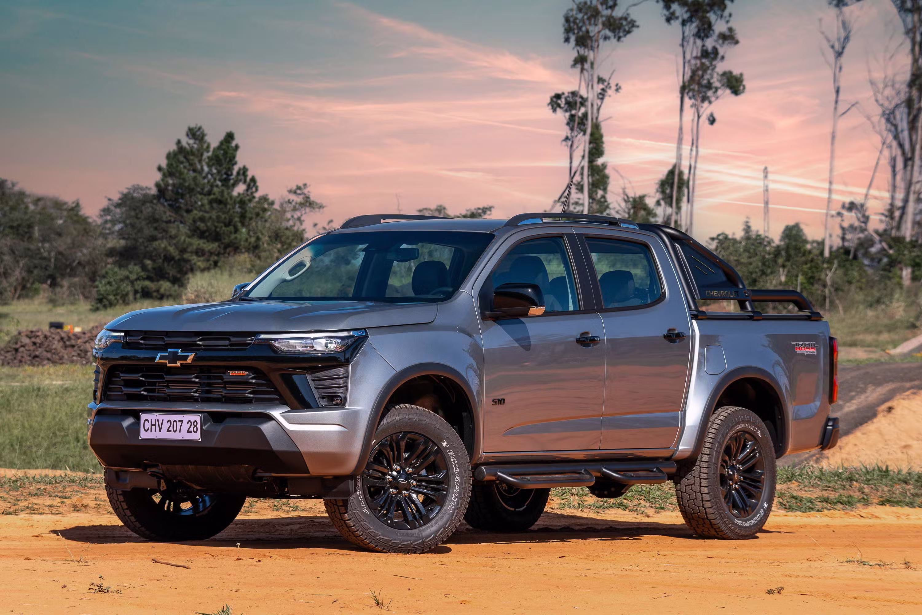Nova Chevrolet S10 Trail Boss tem suspensão reforçada e pneus para uso no fora de estrada