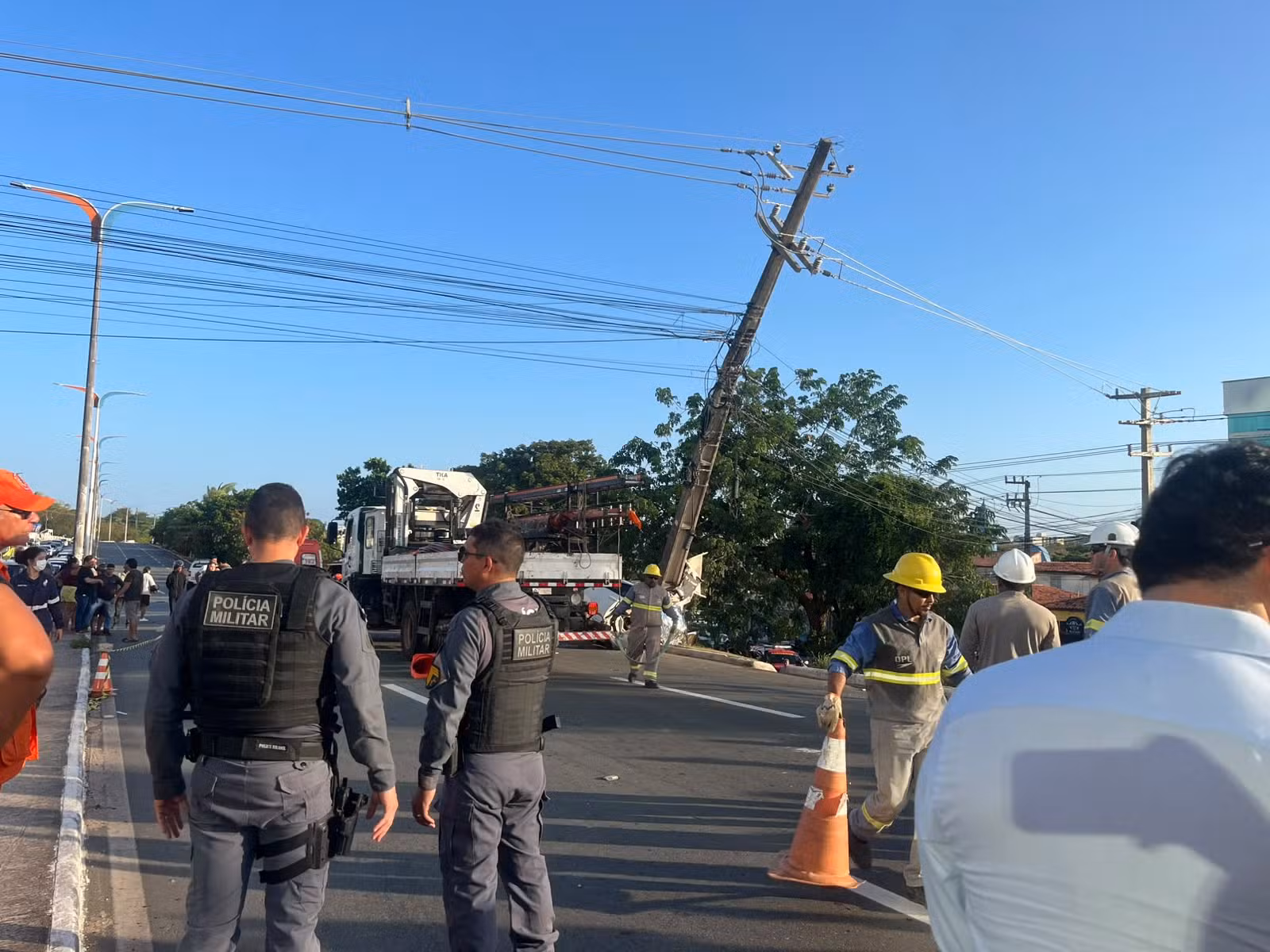 Poste atingido em acidente que matou pai e filho oferece risco à população em São Luís, diz Equatorial