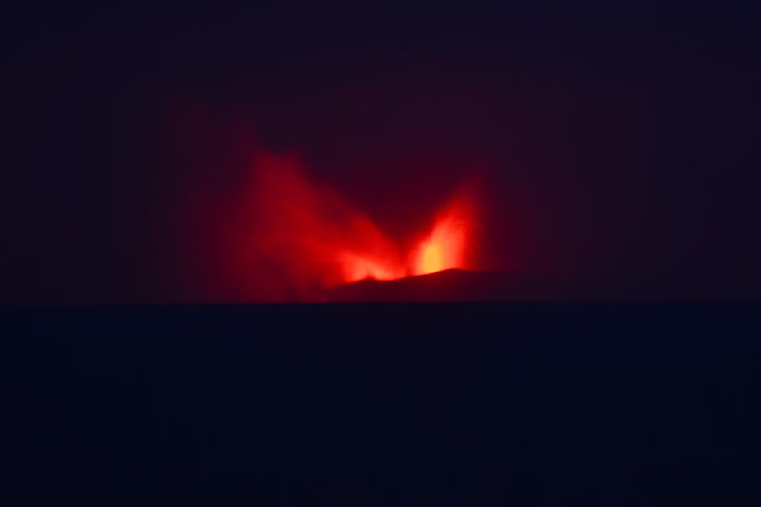 Vulcão Anak Krakatau entra em erupção na Indonésia, e voos no aeroporto de Jacarta são suspensos