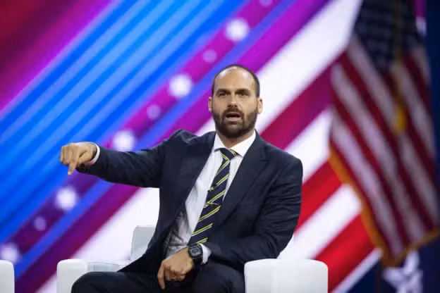 PF conclui processo e recomenda demissão de Eduardo Bolsonaro por abandono de cargo; decisão cabe ao ministro da Justiça