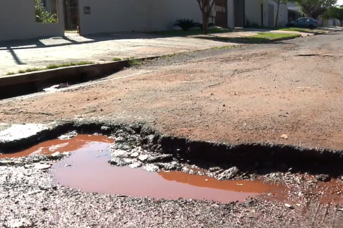 Buracos causam acidentes, prejuízos e lotam emergência em Campo Grande