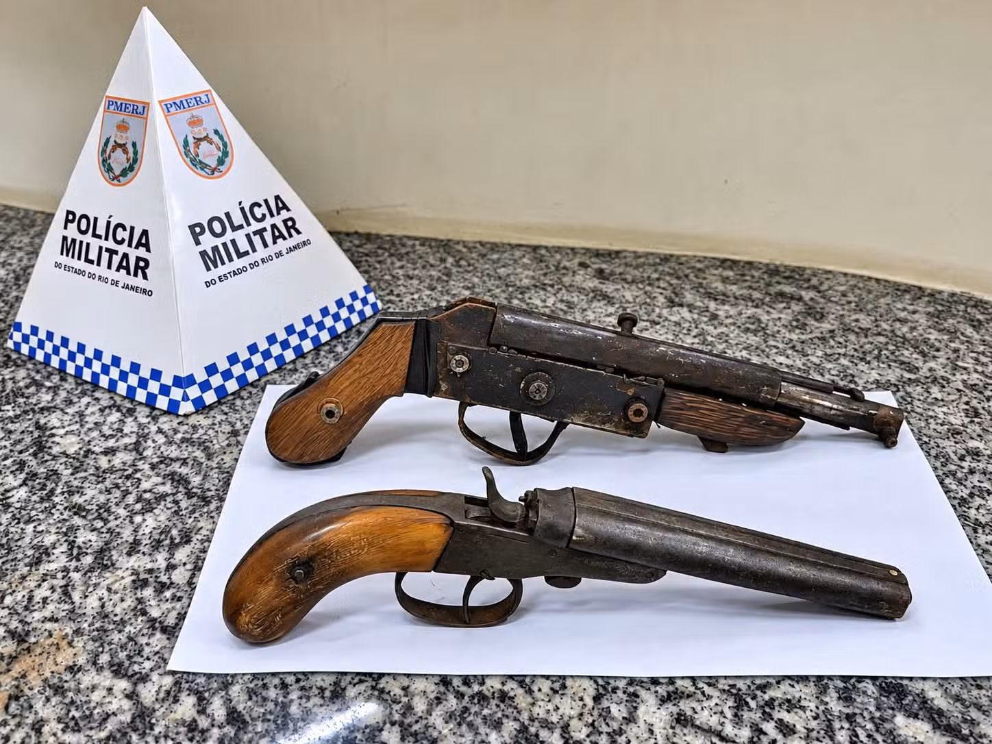 Homem é preso com armas após incendiar a própria moto em Paty do Alferes