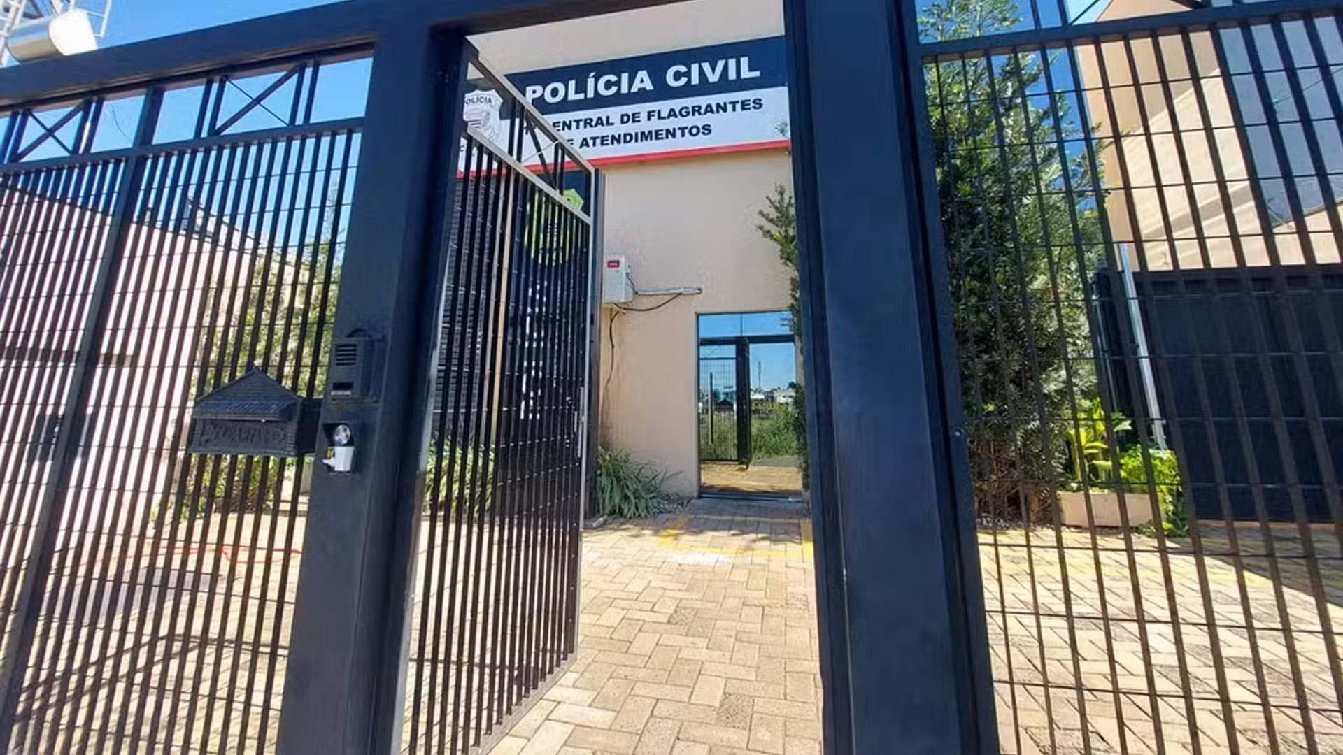 Homem invade casa, come chocolate da geladeira e vai preso após tentar fugir pelo telhado em Rio Preto