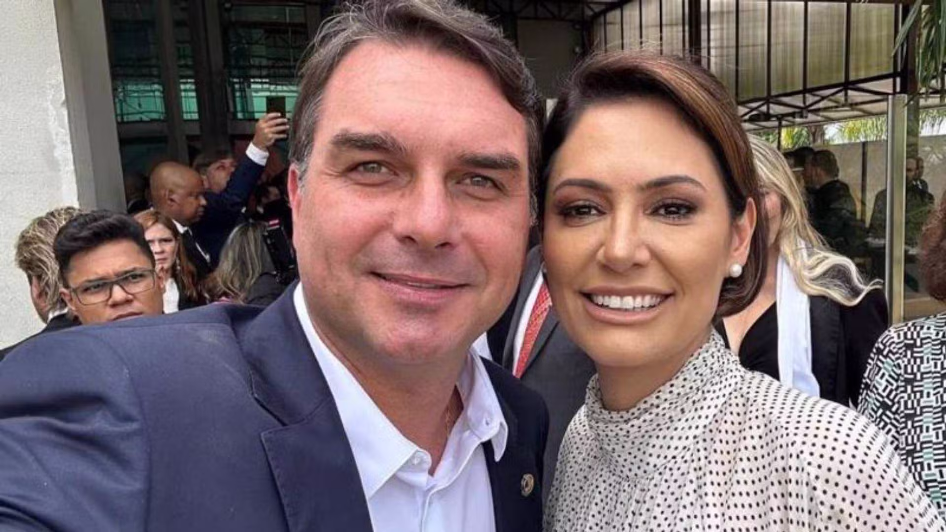 Flávio Bolsonaro pede desculpas e diz que Michelle gravou vídeo após não retornar mensagem dele