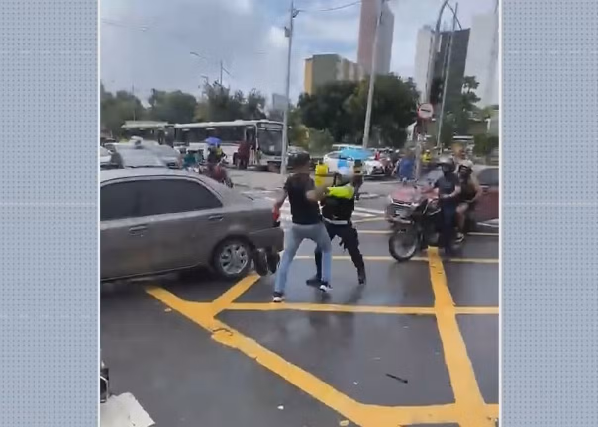 Motociclista dá socos em agente de trânsito no meio de avenida do Recife; VÍDEO