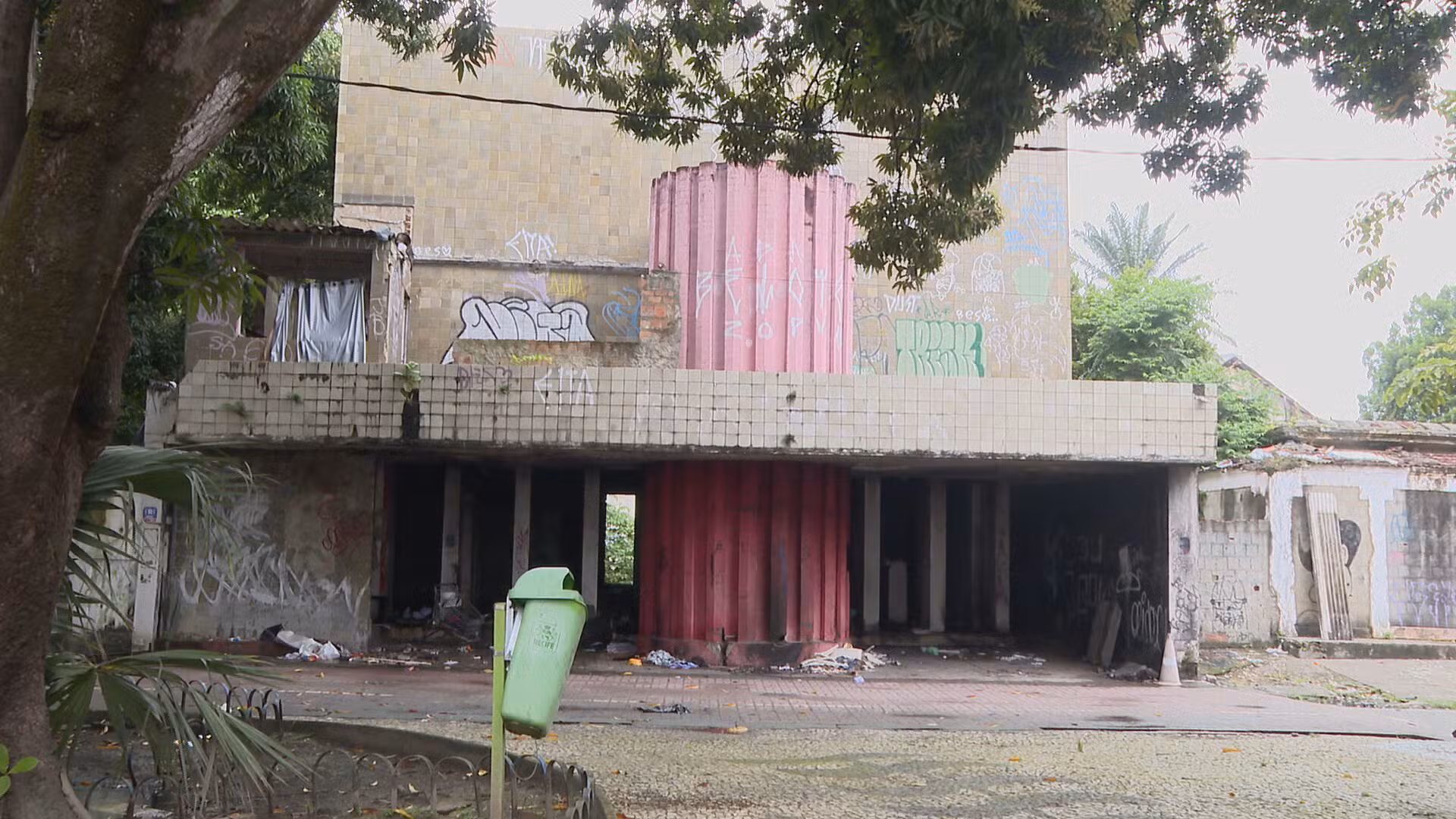 Abandonado, Teatro Valdemar de Oliveira é classificado com alto risco de desabamento pela Defesa Civil